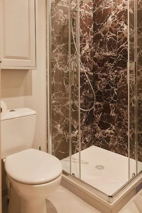 Apartment Rosso Levanto Room - Duke Housing Paris France
